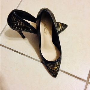 Size 7 women’s classy black/gold heels.